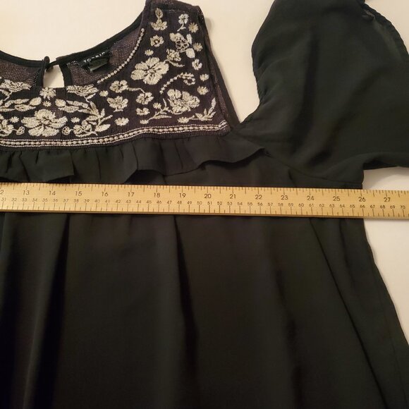 TORRID Women's Cold Shoulder Blouse Black/ White  Embroidered Flowers Size 4. - Picture 8 of 10